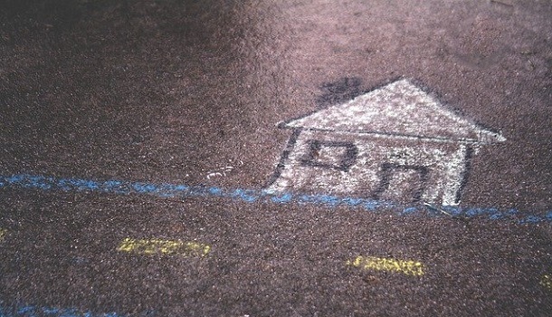Lage und Räumlichkeiten - Das Bild zeigt ein mit Kreide auf Asphalt gemaltes Haus